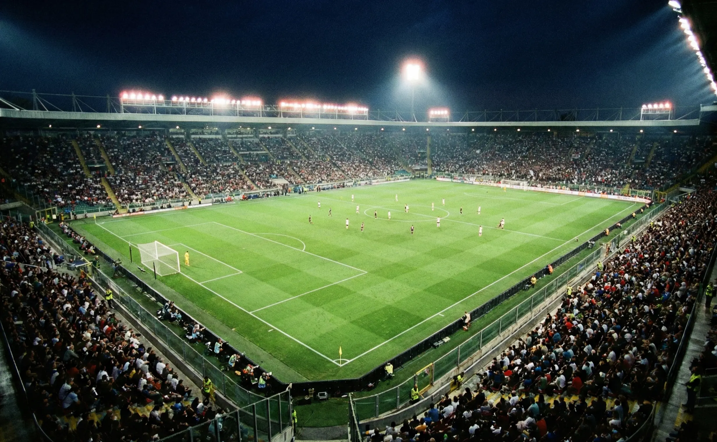 Stadio di Serie A durante una partita serale