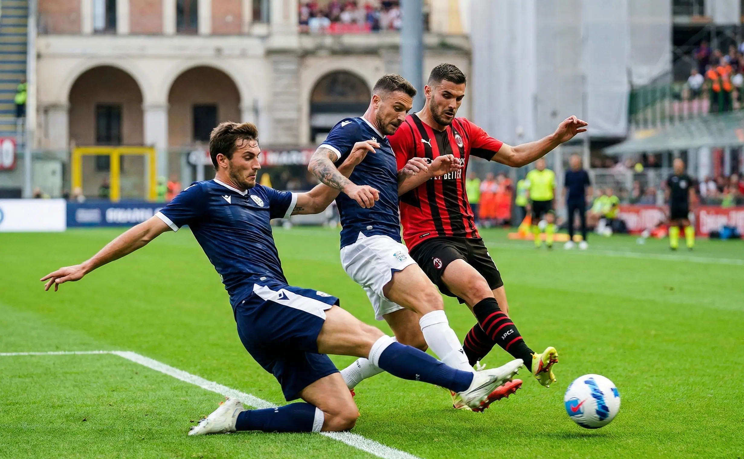Campo di calcio italiano con giocatori in azione