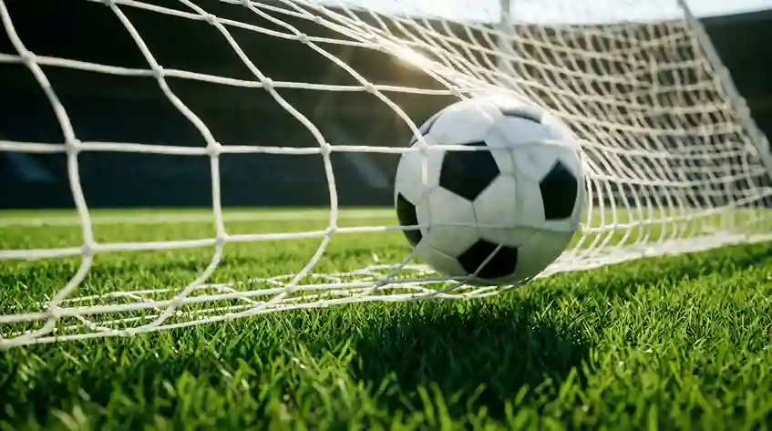 Rete di una porta da calcio vista da vicino con un pallone che entra durante una partita